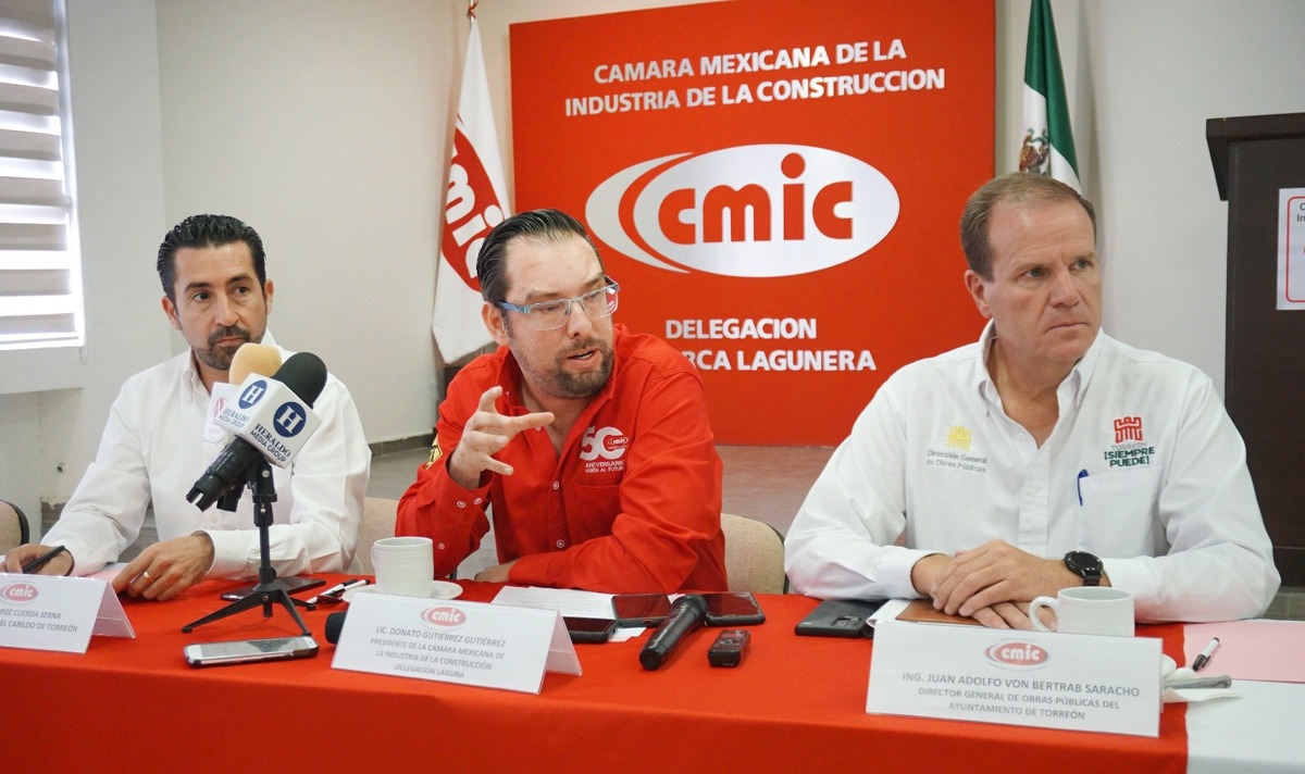 En promedio los mexicanos trabajan 2 mil 124 horas anuales, mientras que en los países que conforman la OCDE son mil 687 horas. (Roberto Amaya)