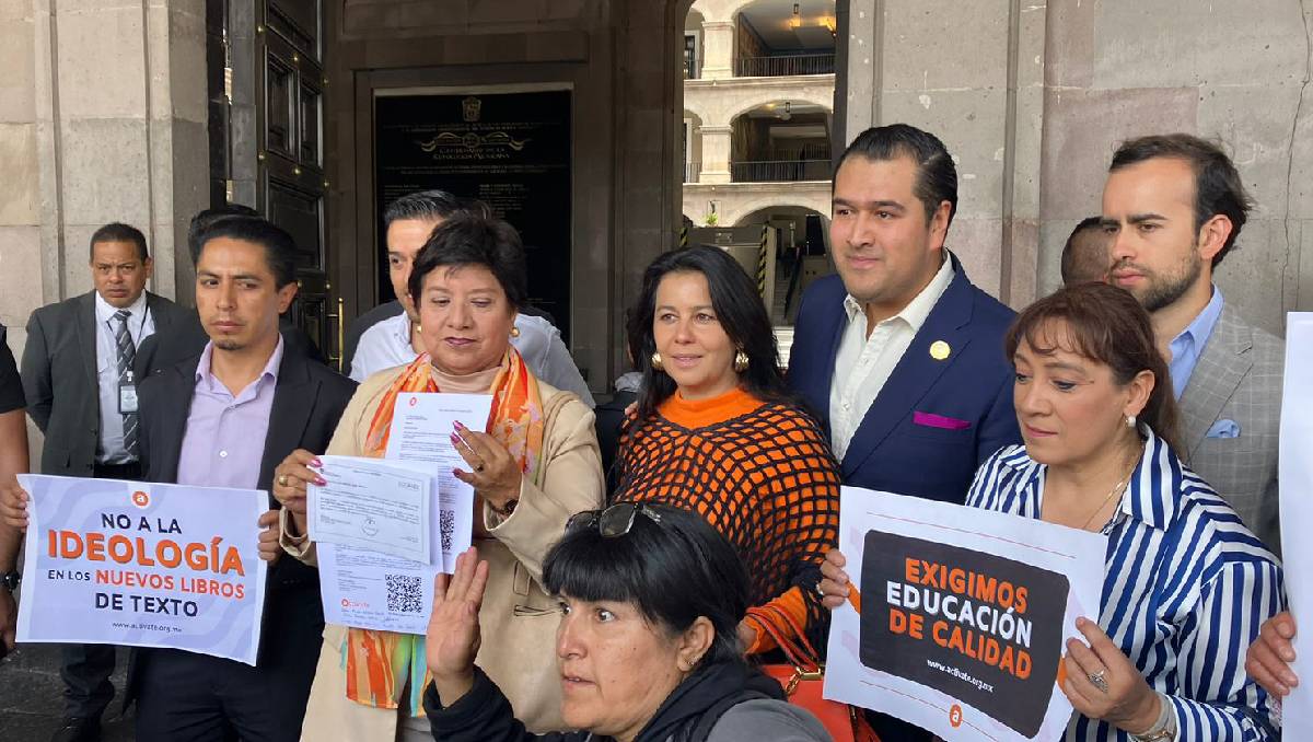 Los activistas buscan frenar la distribución de los libros de texto en el Estado de México. (Especial)