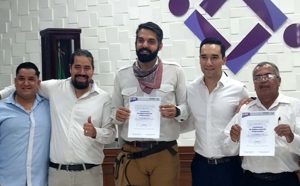 Antonio Attolini recibe constancia. (Especial)