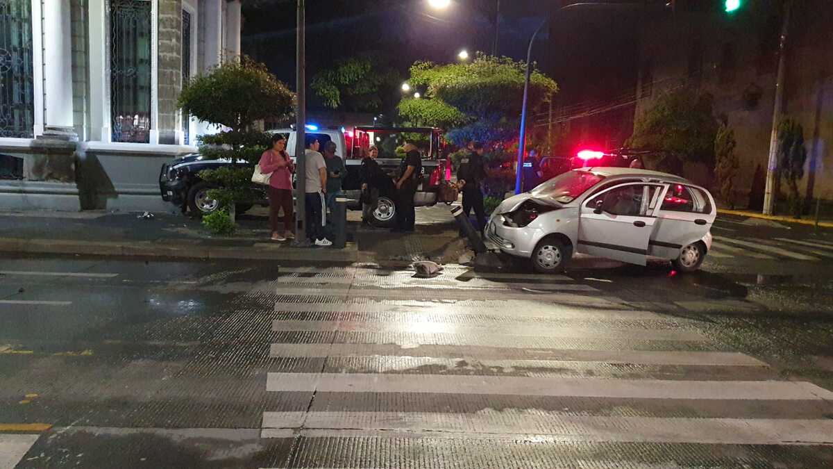 Choca patrulla contra muro del  Paraninfo. (Juan Carlos Munguía)