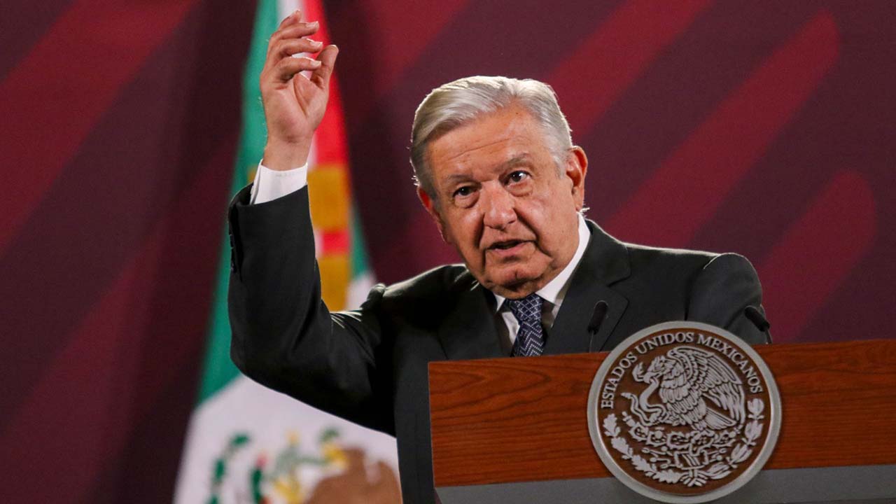 "Me daría pena subirme", dice AMLO ante carros extravagantes