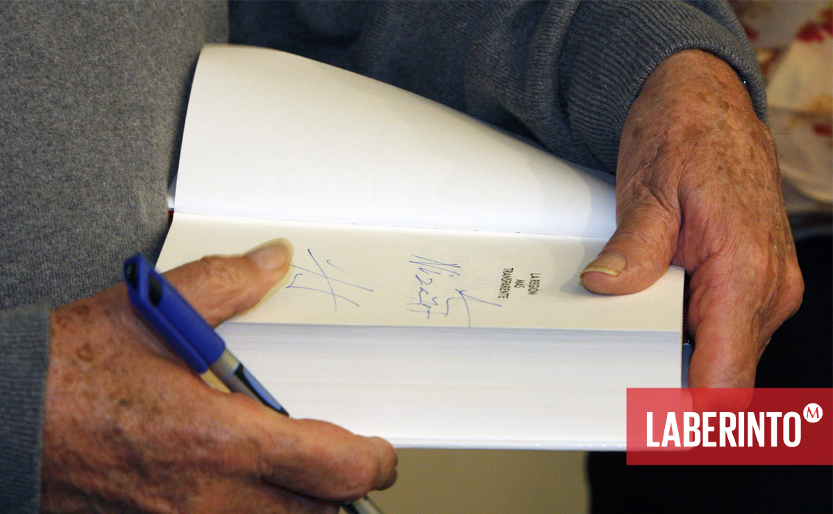 Firma de Carlos Fuentes en ejemplar de 'La región más transparente'. (Archivo MILENIO)
