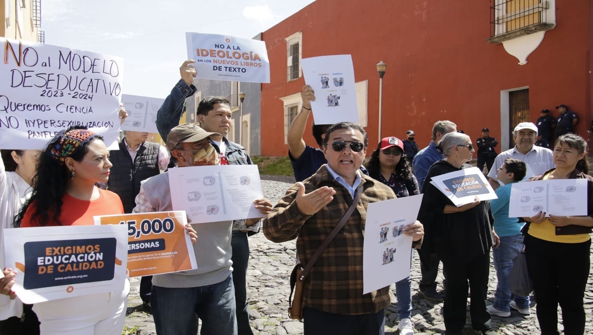 Frente por la Familia protesta contra distribución de libros en Puebla | Melanie Torres