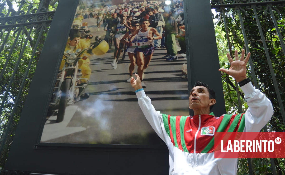 Imágenes del Maratón de la Ciudad de México en una exposición sobre Paseo de la Reforma, en las rejas de Chapultepec. (Gobierno de la CDMX)