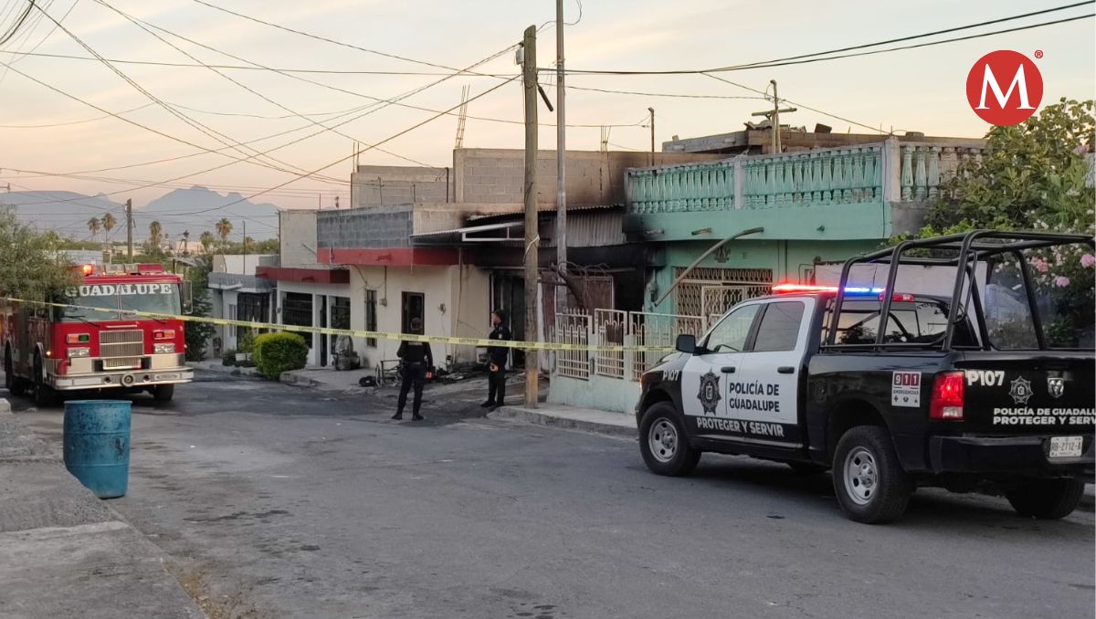 El incendio ocurrió durante la madrugada en la calle Nieves, entre Antiguo Camino a Huinalá y García de la Cadena. Agustín Martínez
