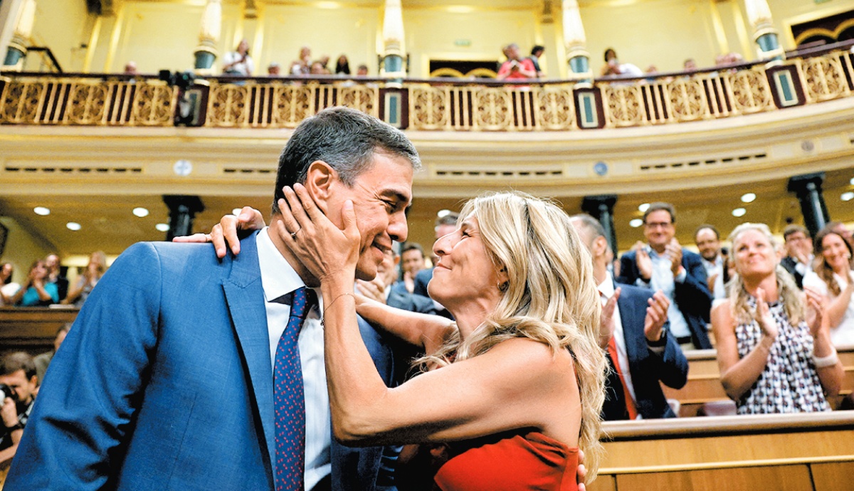 El mandatario Pedro Sánchez y Yolanda Díaz, líder de la coalición de izquierda Sumar. Reuters