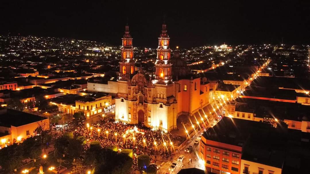 Miles de personas se concentran en Parroquia de Lagos de Moreno para realizar vigilia en honor a jóvenes desaparecidos (Especial)