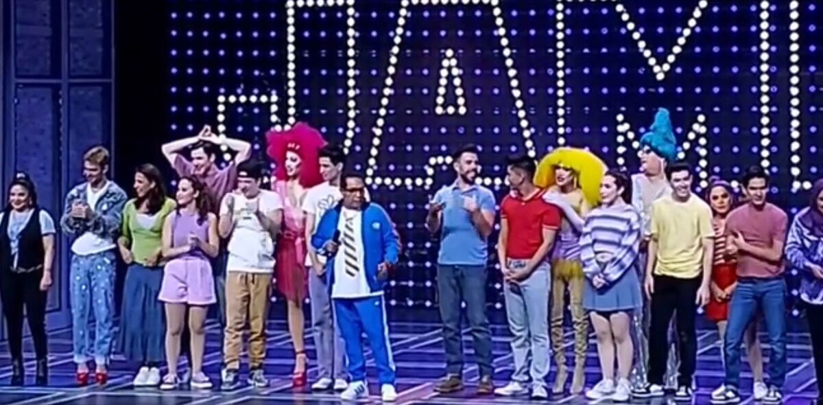 Todo el elenco de "Todo mundo habla de Jamie" en la develación de placa | Alejandro Membrillo
