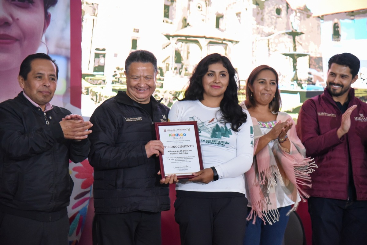 El gobernador Julio Menchaca reconoció a los guías de turistas certificados. (Cortesía)