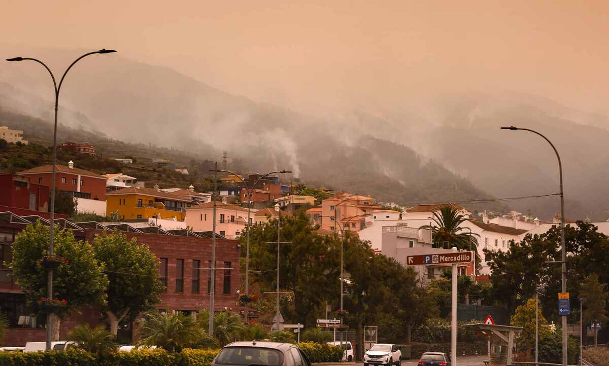 Humo que sale del incendio forestal en los picos del norte de la isla Tenerife | AFP
