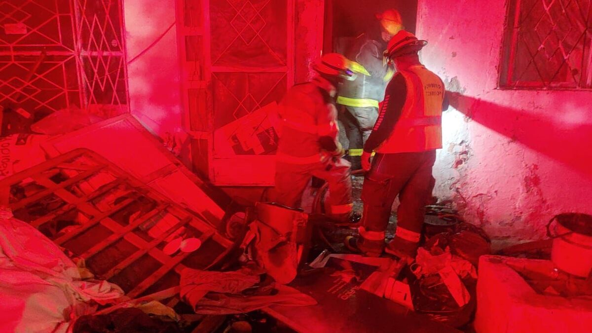 Las llamas alcanzaron ropa, una tarima con su colchón y un sillón. | Especial