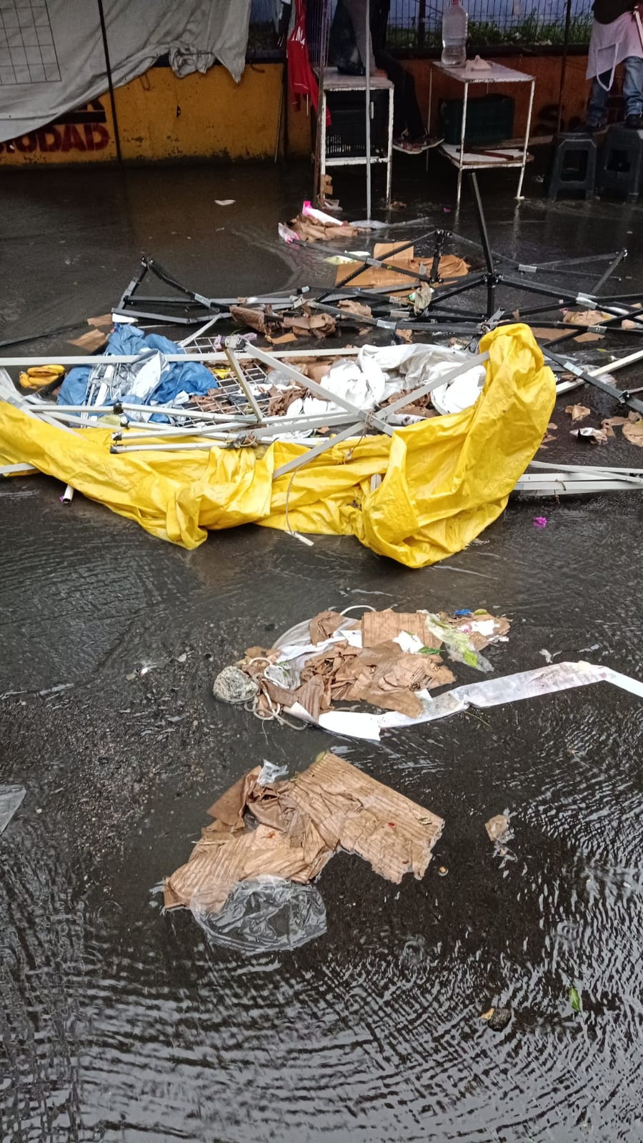 LLuvias fuertes se llevan tianguis de Iztapalapa @CesarCespedes_