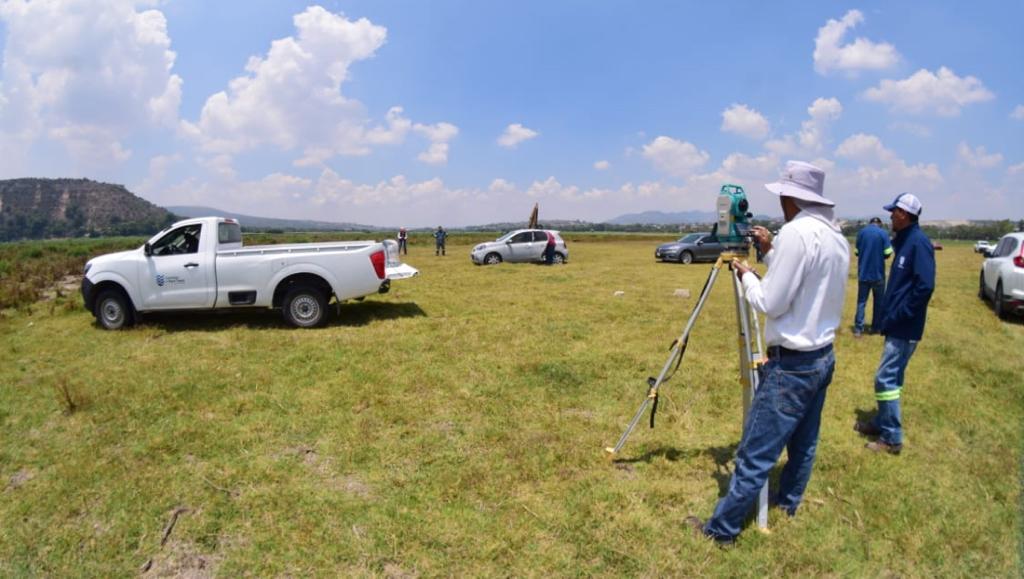 Trabajadores de Conagua recorrieron varios cuerpos de agua en Tepeji. (Francisco Villeda)