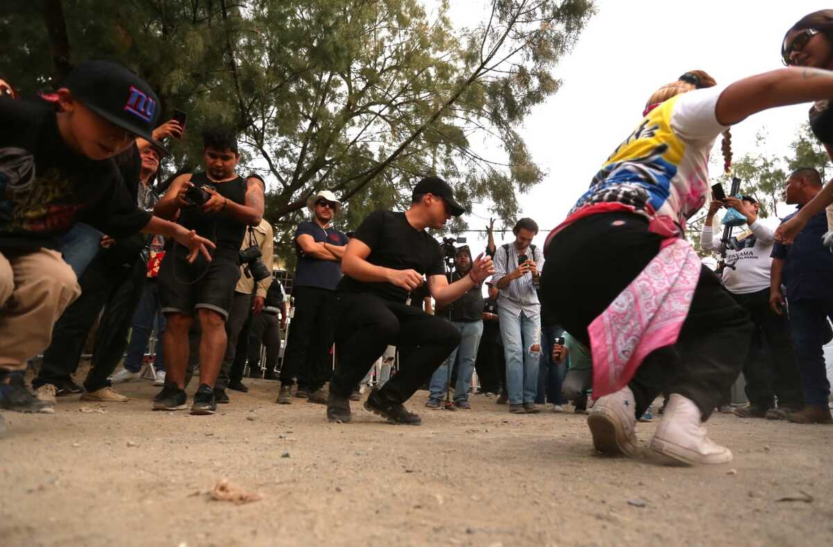 El alcalde de Monterrey no se quedó con las ganas y bailó música colombiana. Foto: Roberto Alanís
