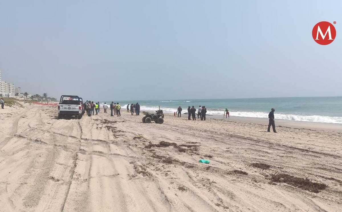 Autoridades en playa de Altamira.