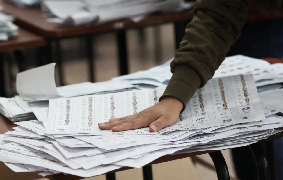 Boletas electorales en Ecuador (Reuters)