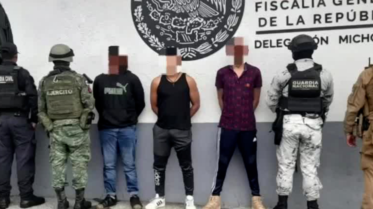 Detienen a 3 hombres en Zitácuaro; se les relaciona con el asesinato de 2 policías