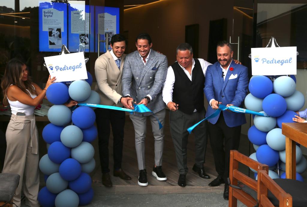 Diego Menendez, Alejandro Menendez y Adrian Rodríguez, dueños de la nueva sucursal de 'Pets in the sky' en CdMx. (Jorge Carballo)