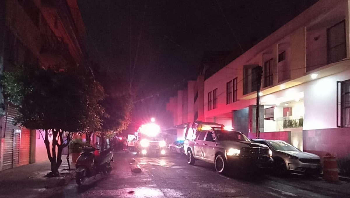 Motociclistas caen a socavón en CdMx | Enrique Luna