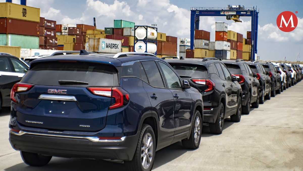 Movimiento de exportación de automóviles por el puerto de Altamira.