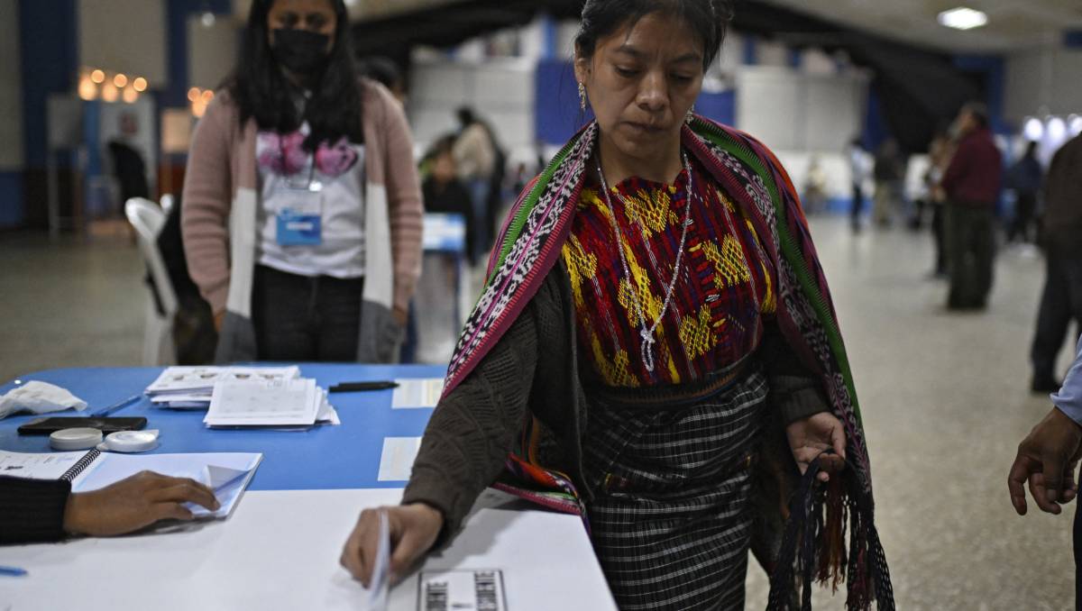 Una mujer guatemalteca vota en la segunda vuelta. (AP)