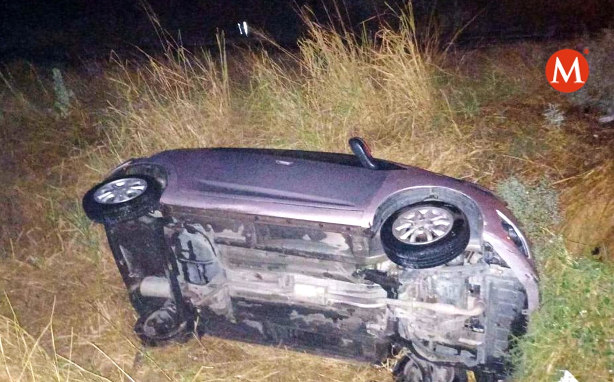 Vuelca vehículo en carretera Victoria-Monterrey; solo hay daños materiales