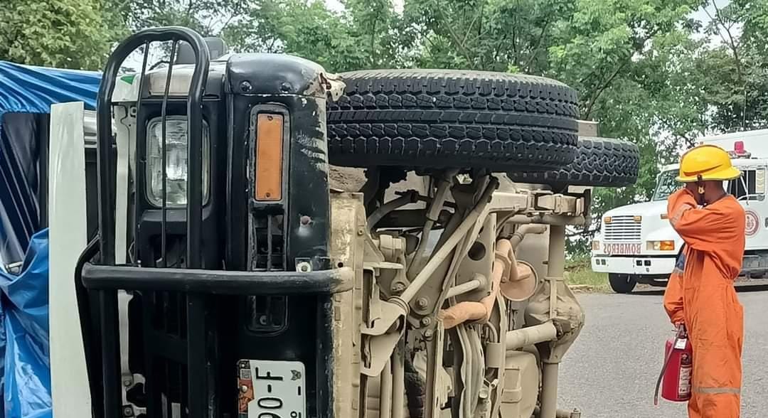Al lugar arribaron diversos cuerpos de emergencias y personal del Cuerpo de Bomberos de Huejutla que acudió a brindar auxilio