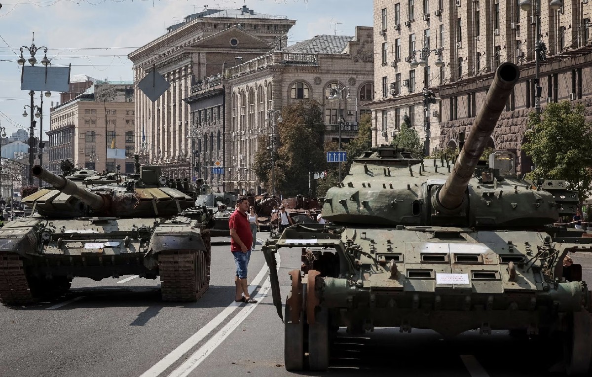 Desfile de Tanques incendiados en Kiev (Reuters)