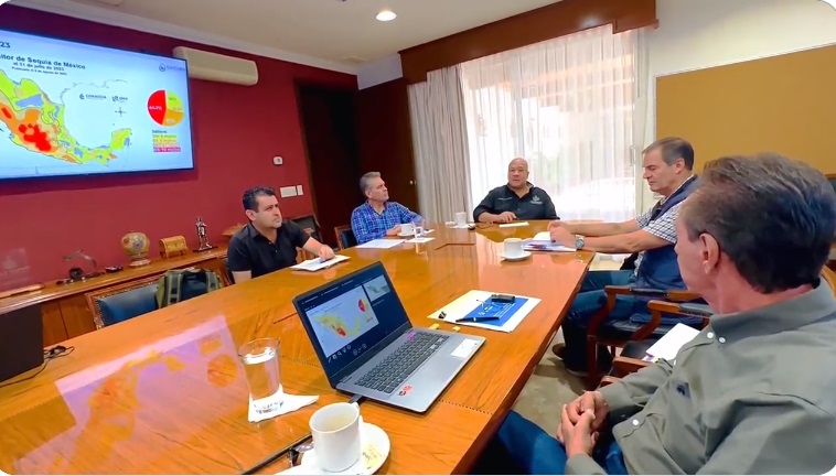 Enrique Alfaro sostuvo una reunión con personal de Conagua. (Especial)