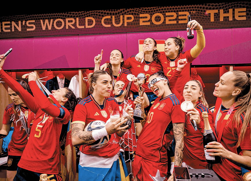 Las jugadoras de la selección española celebran su victoria tras ganar la final a Inglaterra. PABLO GARCÍA/EFE