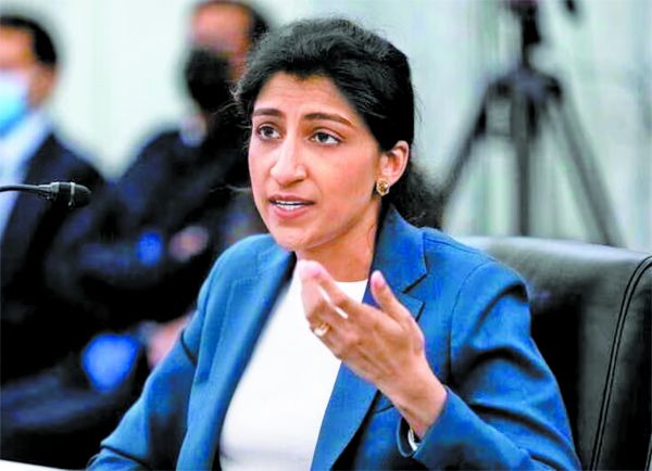 Lina Khan fija la mira en los casos de excesivo poder corporativo en la economía. REUTERS