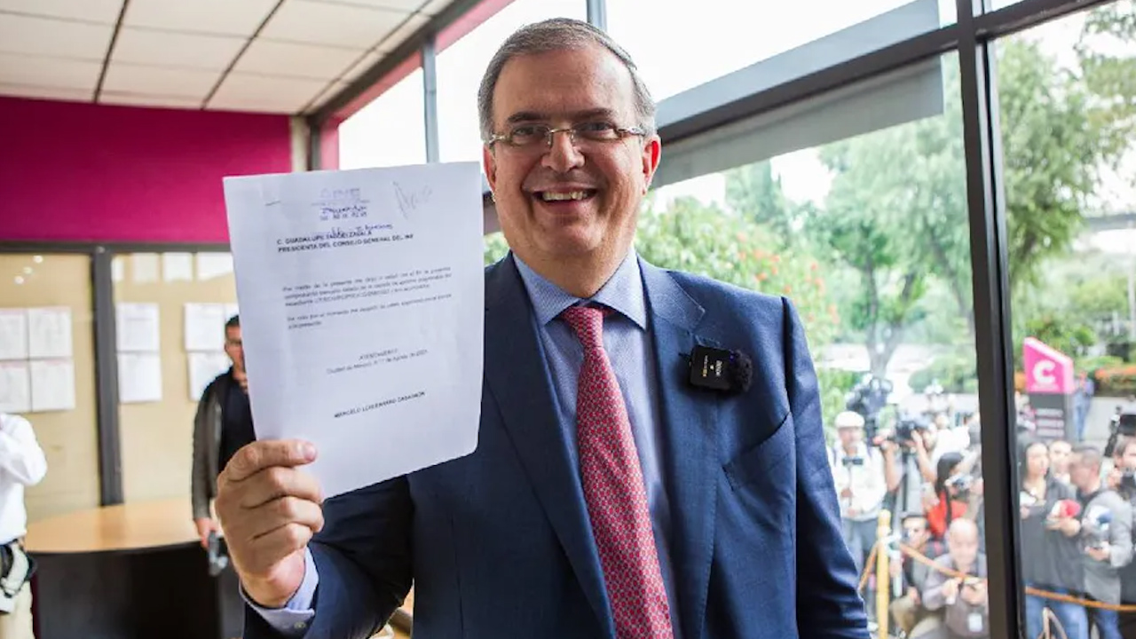 Marcelo Ebrard lanza nueva campaña: ¿Claudia o yo?