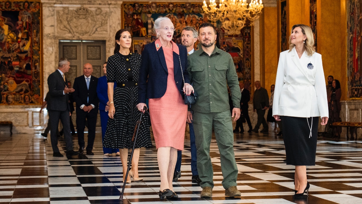 El presidente de Ucrania, Volodymyr Zelensky, saluda a miembros del parlamento tras su discurso ante el parlamento danés | AP