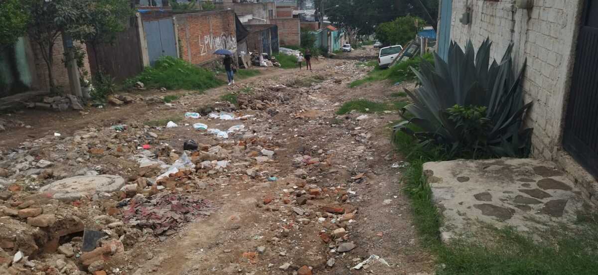 Vecinos de Jardines de San Martín exigen pavimentar calle de Tlaquepaque (Diana Barajas)