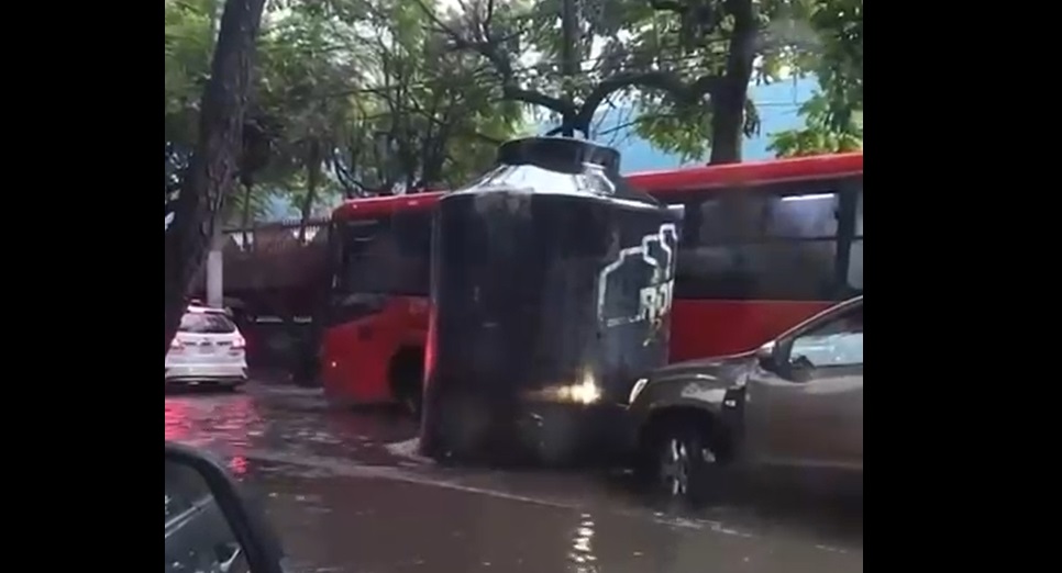 El tinaco impactó levemente en una camioneta. (Especial)
