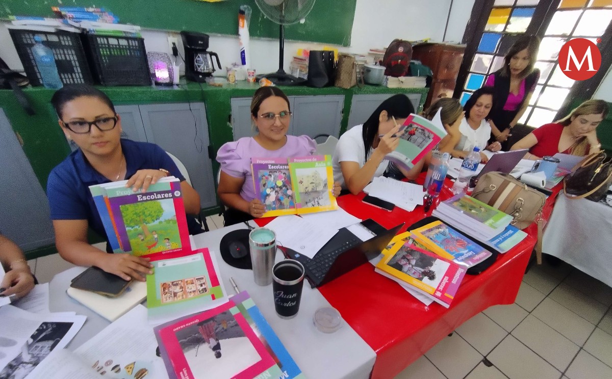 Maestros de Tampico trabajan plan de estudios con libros de texto