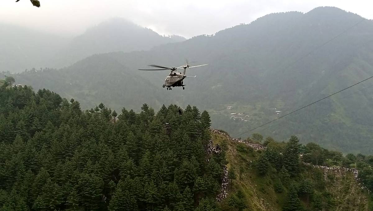 La ráfaga de viento provocada por el helicóptero dificultó el rescate | AFP