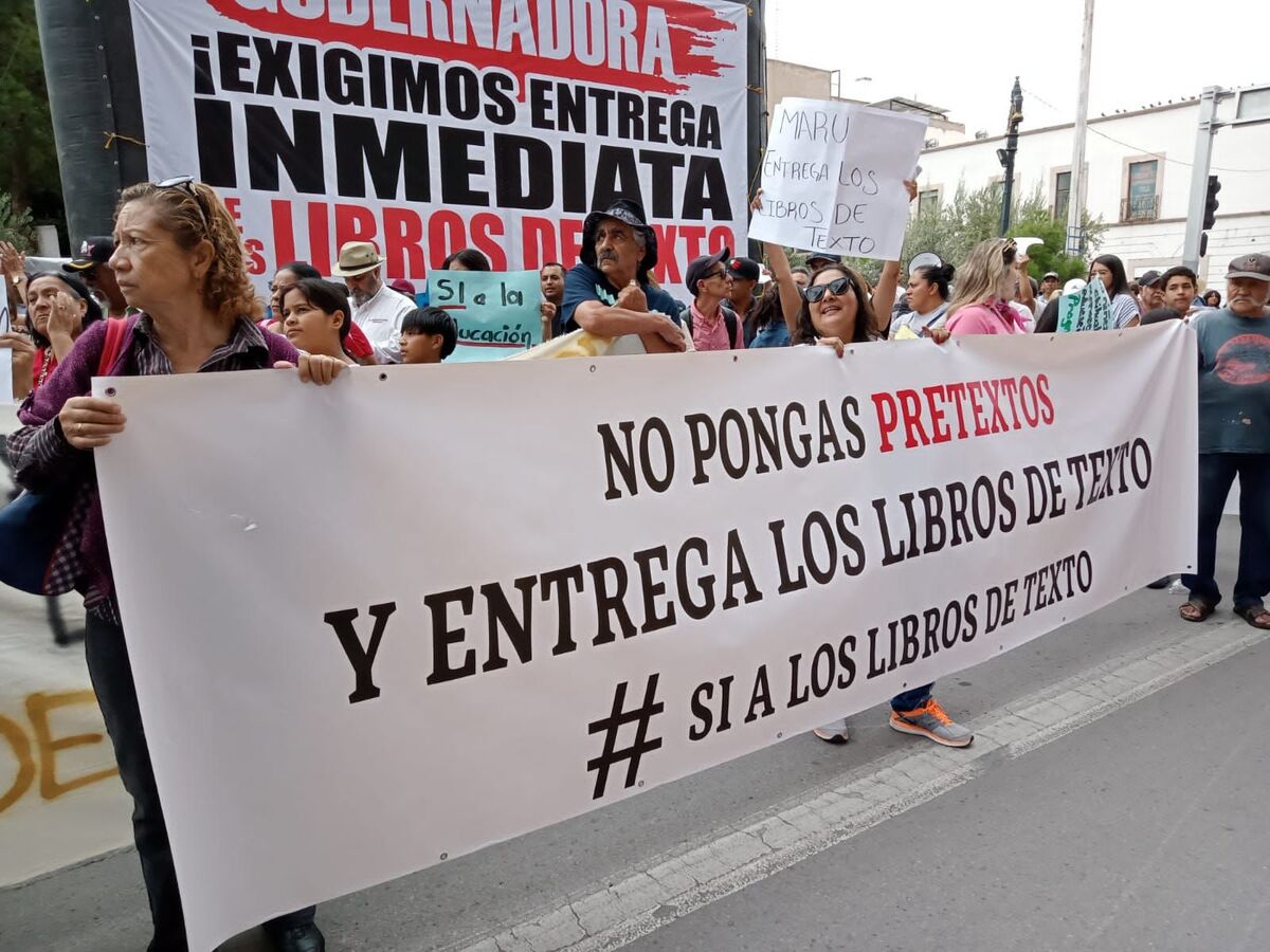 Diputados de Morena, padres de familia y docentes participan en protesta a favor de la distribución de los libros de texto. | Especial