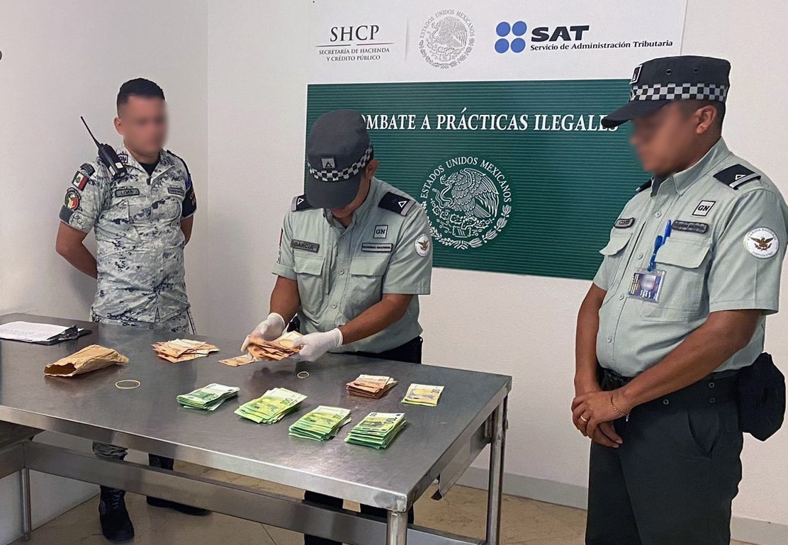 Elementos de la Guardia Nacional analizando los billetes de euros. | Cancún, Quintana Roo |Pablo Vázquez