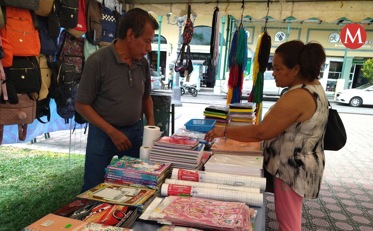 Feria de útiles escolares en centro de Tampico.