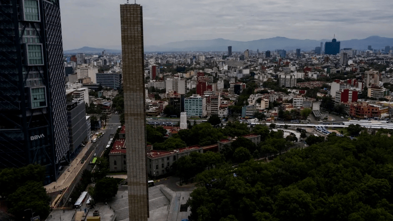 FGR detiene a funcionario vinculado a obra de la Estela de Luz