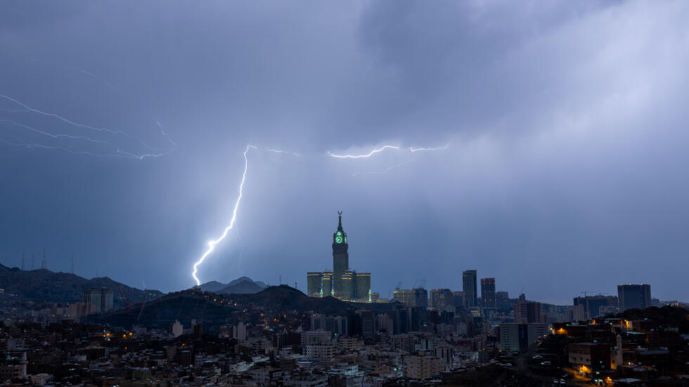 Fuertes tormentas y vientos huracanados azotan La Meca | AFP