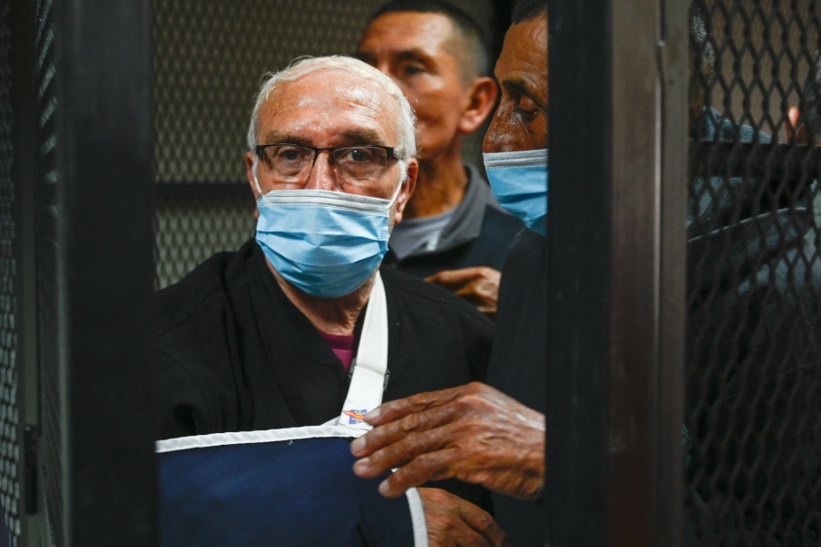 El juzgador absolvió a dos excomisionados militares y seis expatrulleros de autodefensa civil | AFP