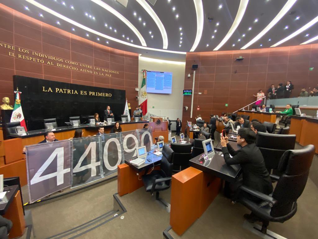 Legisladores de oposición desplegaron una manta con el número 44090 en referencia a los desaparecidos en el país. (Twitter)