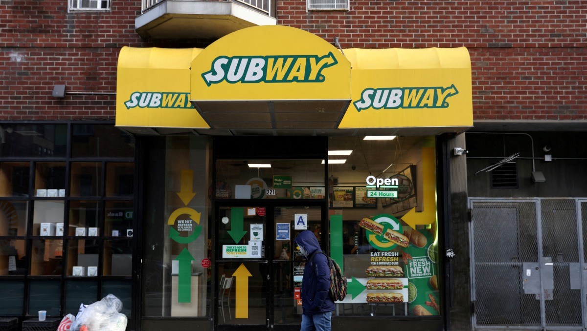 Una persona camina frente a un restaurante Subway en Manhattan, Nueva York, EU. Noviembre de 2021. Foto: (Reuters)