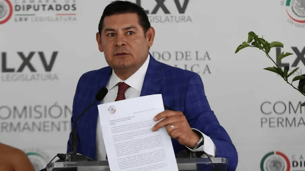 Armenta amaga con acusar de “traición a la patria” a ministro Aguilar