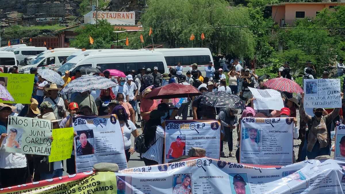 Demandan aparición de 13 desaparecidos en Guerrero: carretera bloqueada | Rogelio Agustín