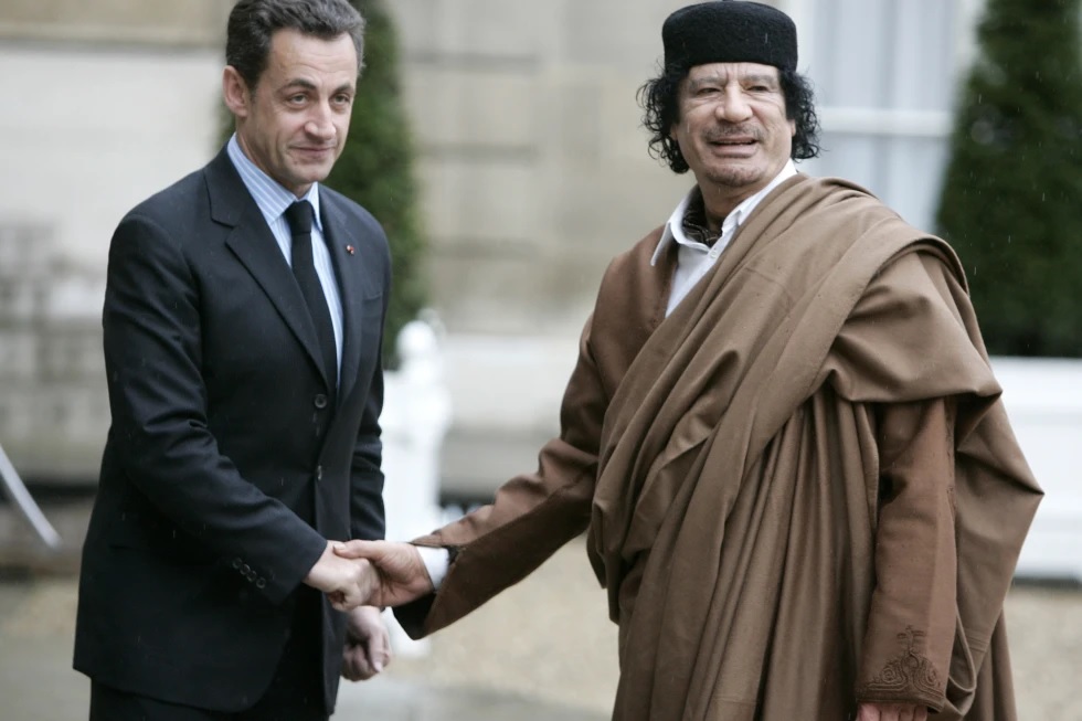 El ex presidente francés, Nicolas Sarkozy, saluda al líder libio, Moammar Gadhafi. | Francia, 2007 | AP