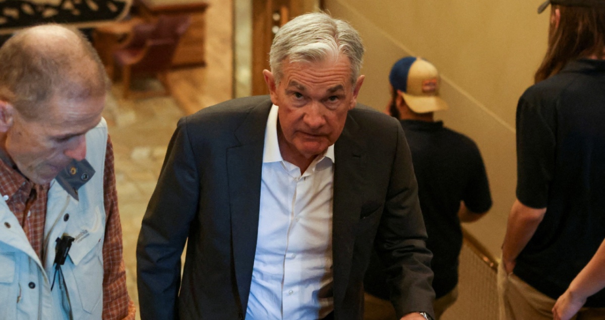 El presidente de la Reserva Federal, Jerome Powell, camina por el Parque Nacional Teton, en EU. Agosto de 2022. Foto: (Reuters)