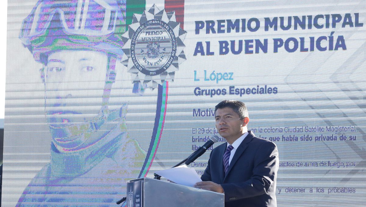 Reconocen a policías municipales de Puebla con bonos y estímulos | Agencia Enfoque
